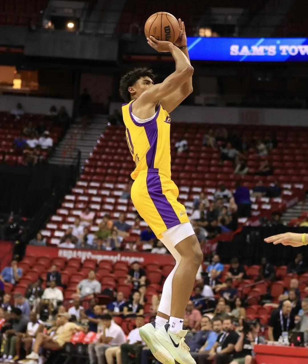 九游体育-关于库里新星重返赛场表现突出，独行侠前途光明！再创辉煌时刻的信息