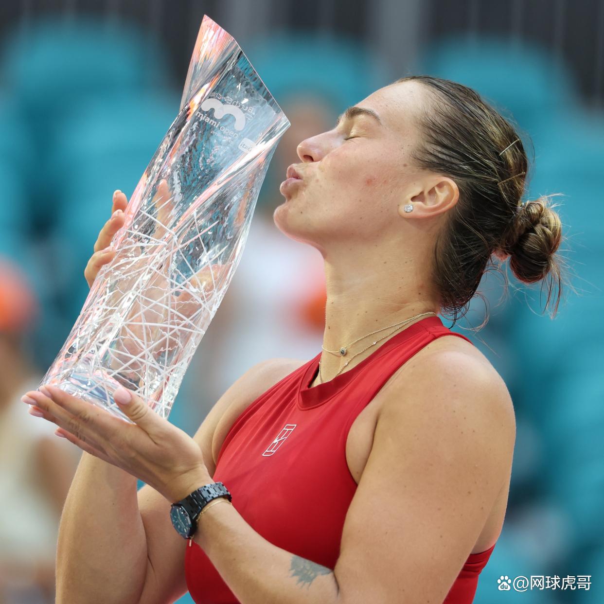 九游-包含阿扎伦卡在巴塞罗那比赛中大胜，挺进下一轮引发热议！的词条